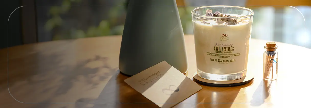 Mujer meditando rodeada de velas y cuarzos. Bienestar holístico con productos artesanales de Cuatro Cuatro.